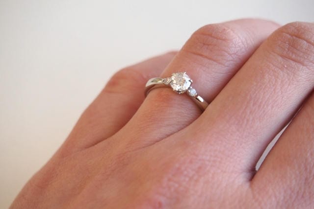 ネックレスリメイクで甦る思い出と宝石新たな命を吹き込むオーダーメイドの魅力