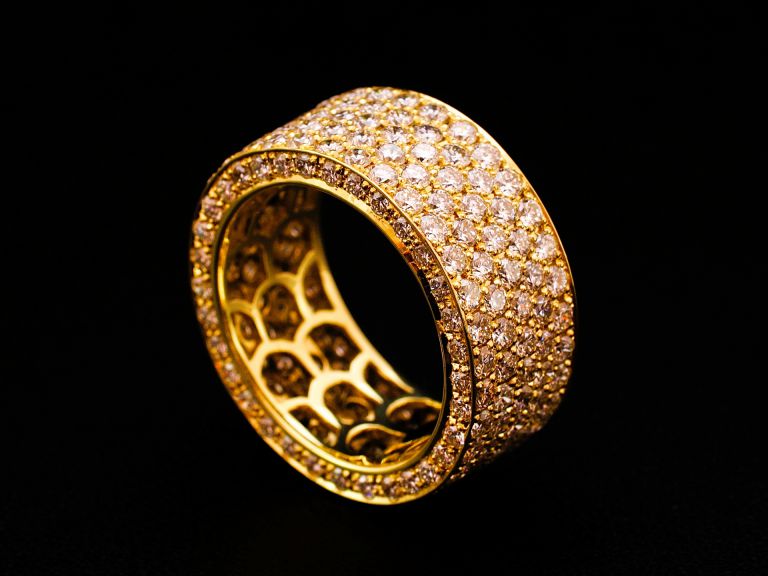 心に寄り添う指輪サイズ直しと世代を超えて受け継ぐジュエリーの魅力